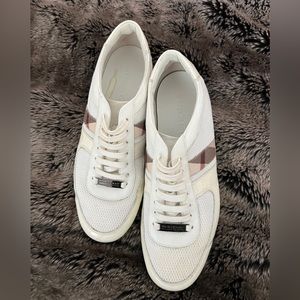 Vintage white Burberry sneakers.